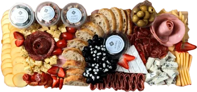 Celebration 2: 5 tipos de queijo, 2 ou 3 tipos de charcutaria, frutas, mix de nuts, patê, geleia, ciabatta ou torrada
